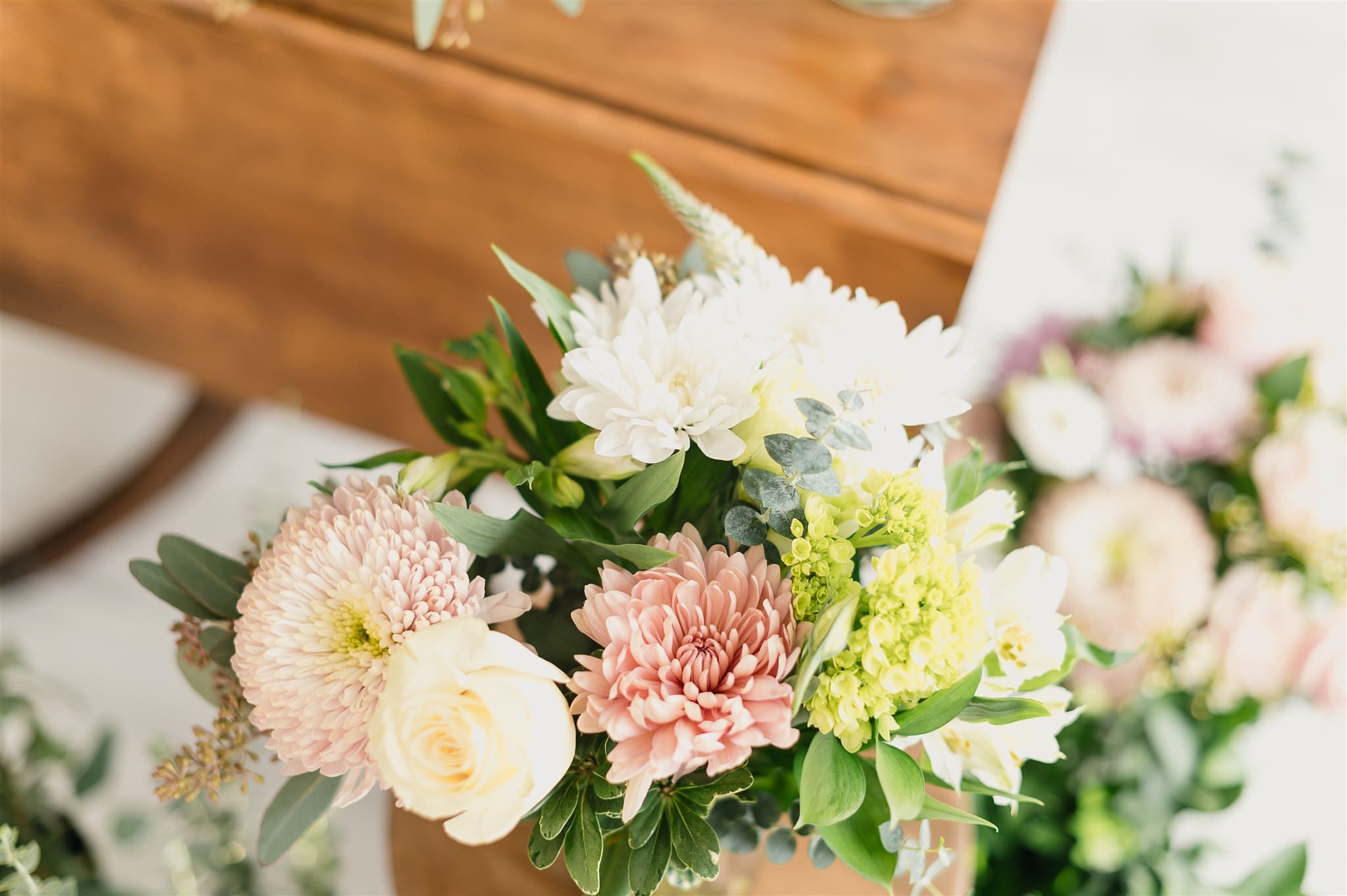 Bouquet BeauBlooms de chrysanthèmes roses et blancs, vu de dessus