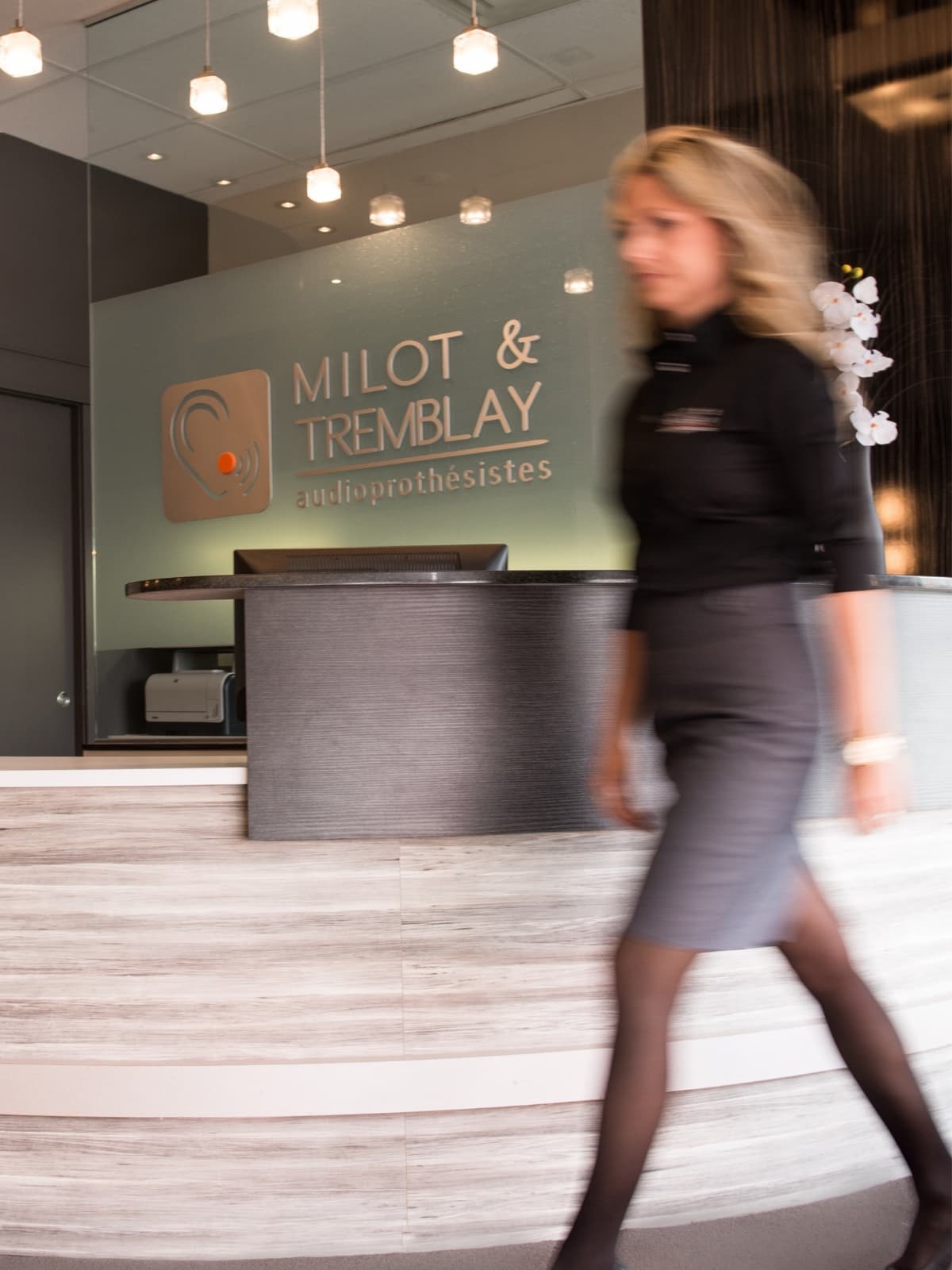 Accueil d'une clinique Milot & Tremblay audioprothésistes, avec l'enseigne au mur