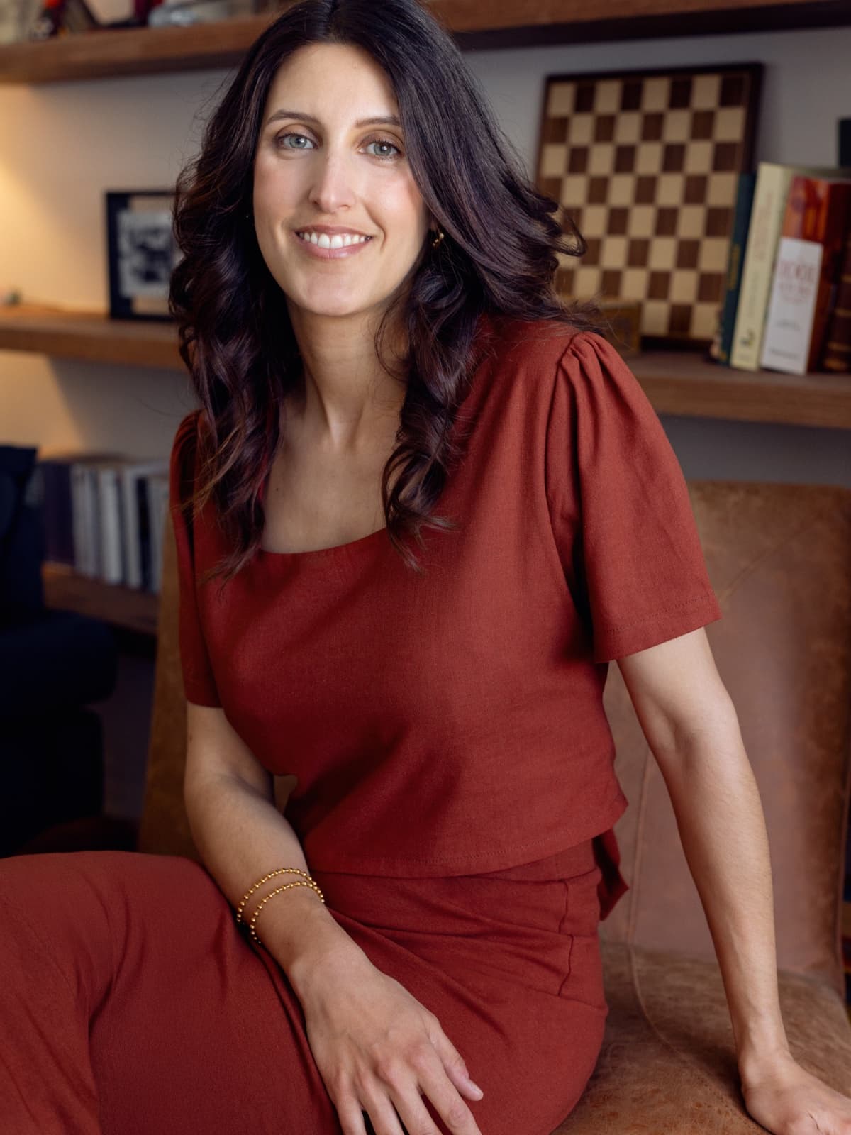 Femme souriante portant un ensemble terracotta Solveig
