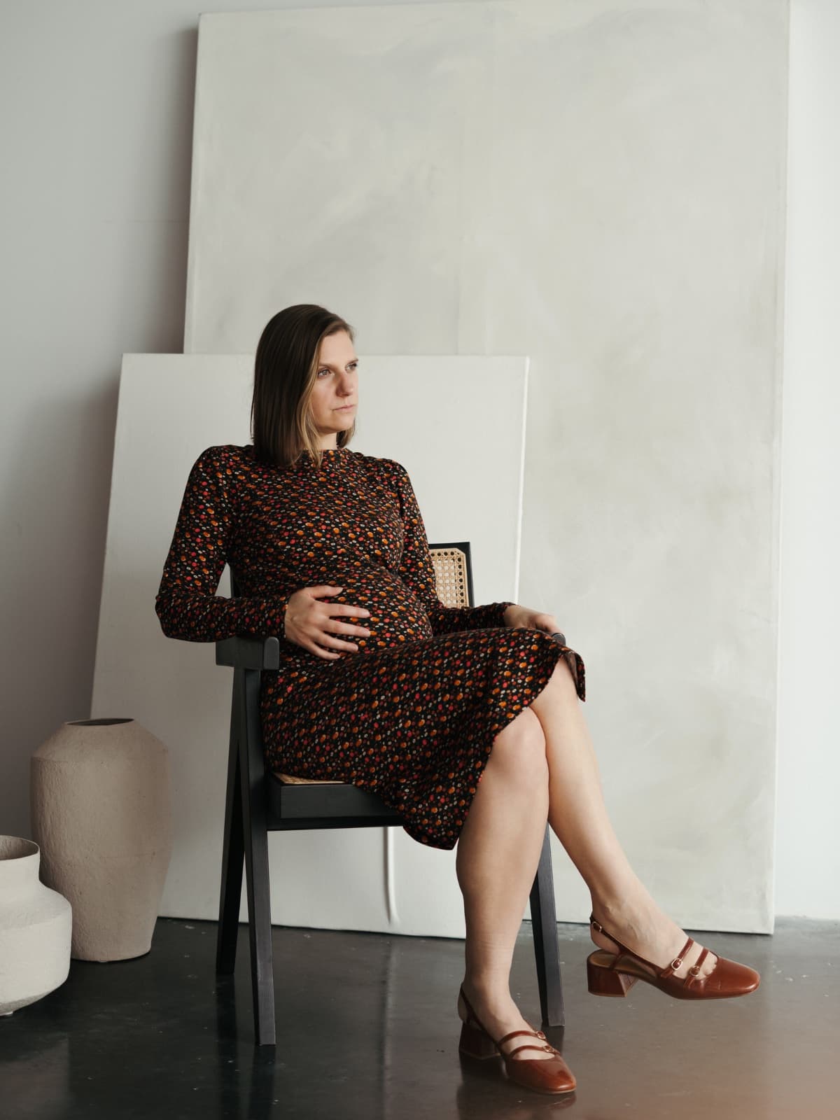 Femme enceinte assise portant une robe de maternité à motifs Solveig